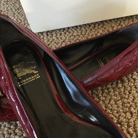 Red patent Burberry flats - Picture 2 of 2